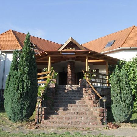 Voeroesko Apartmanhaz Revfulop Bagian luar foto