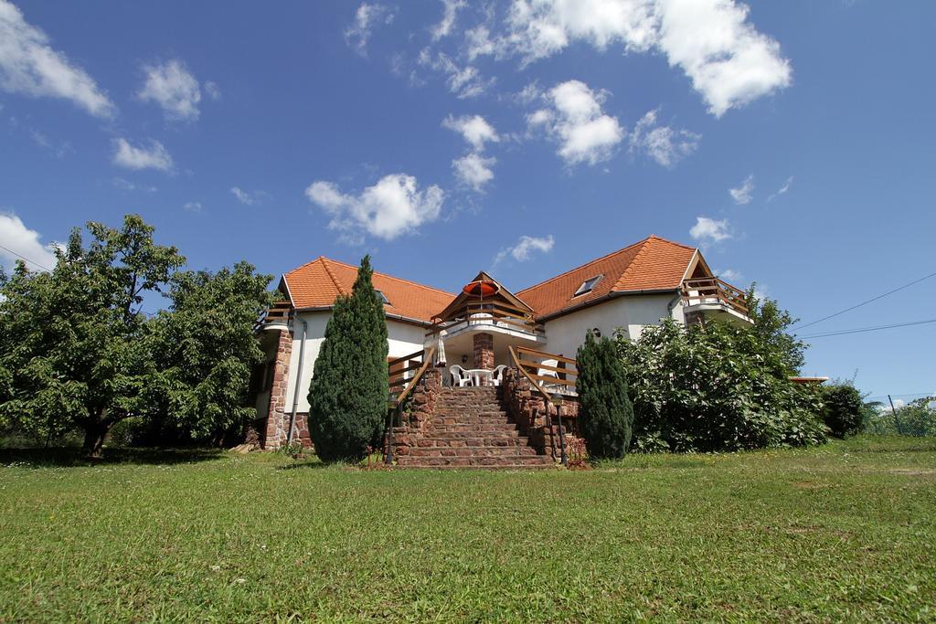 Voeroesko Apartmanhaz Revfulop Bagian luar foto