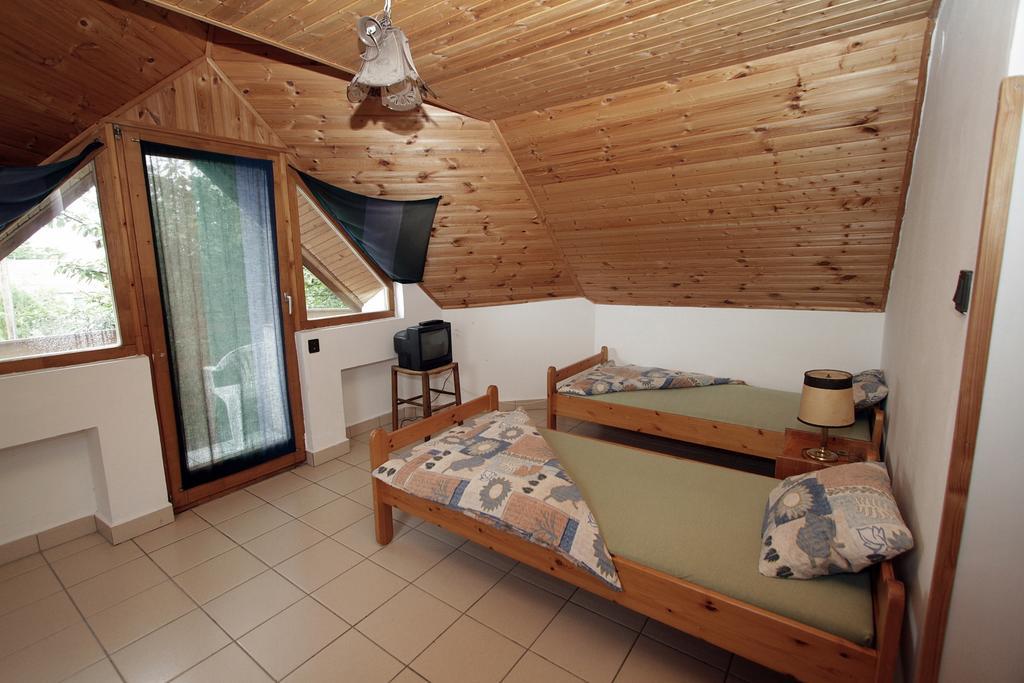 Voeroesko Apartmanhaz Revfulop Ruang foto